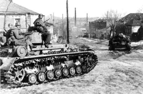 Tropas de las Waffen-SS junto a un Panzer IV en las calles de Járkov, marzo de 1943