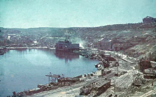 Soldados alemanes en las ruinas de Sevastopol tras el asedio de 1942