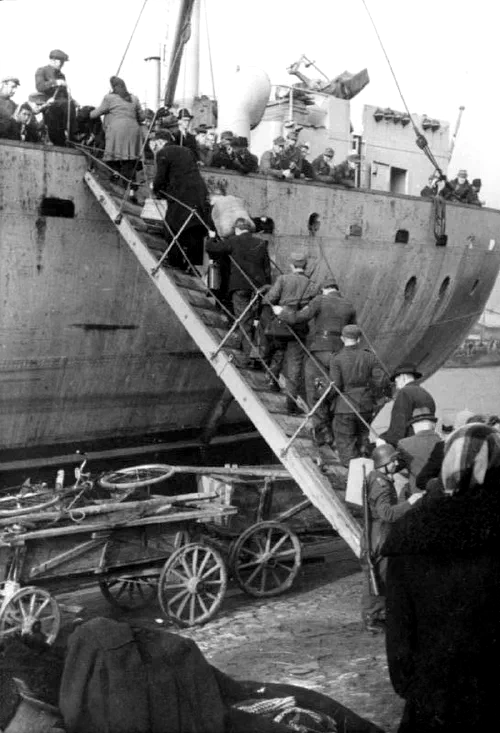 Evacuación alemana del puerto de Windau (Ventspils) en Courlandia, octubre de 1944