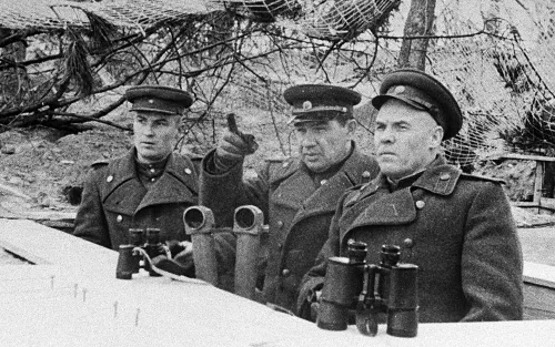Vasili Chuikov en su puesto de observación durante la batalla de las colinas de Seelow, abril de 1945
