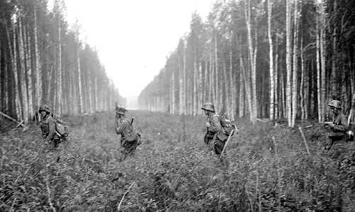 Soldados finlandeses cruzando la frontera soviética en 1941 durante la guerra de Continuación
