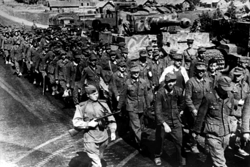 Columna de prisioneros alemanes pasa junto a un tanque Tiger destruido en Bielorrusia, julio de 1944