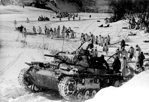 Tanque Panzer III y soldados alemanes con camuflaje invernal cerca de Demyansk, marzo de 1942