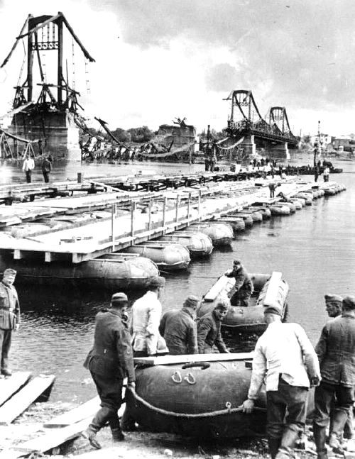 Pioneros alemanes construyendo un puente de pontones sobre el Dniéper en Kiev, septiembre de 1941