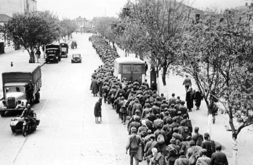 Prisioneros soviéticos marchando por Járkov tras la segunda batalla, mayo de 1942