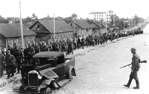 Soldados soviéticos capturados en Minsk en julio de 1941