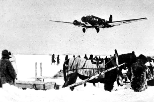 Un Junkers Ju 52 aproximándose a Stalingrado a finales de 1942