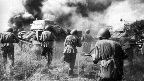 Tropas soviéticas del frente de Vorónezh contraatacando tras tanques T-34 en Prokhorovka durante la batalla de Kursk, julio de 1943