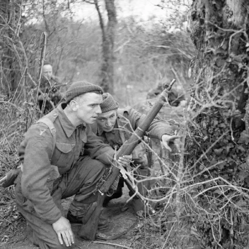 Patrulla del 2.º Royal Inniskilling Fusiliers avanzando por una trinchera en la cabeza de playa de Anzio, marzo de 1944