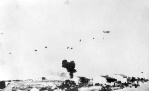 Paracaidistas alemanes saltando de un Junkers Ju 52 sobre Heraklión durante la invasión de Creta, 21 de mayo de 1941