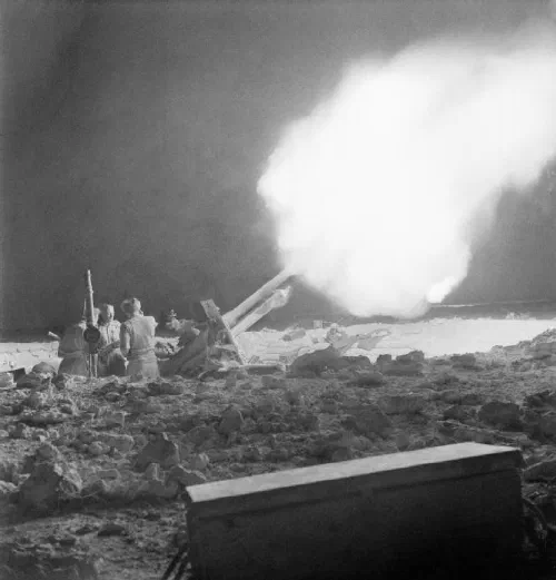 Cañones británicos de 25 libras disparando durante la batalla de Gazala, junio de 1942