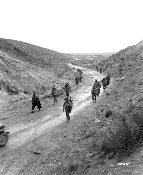 Tropas estadounidenses durante la batalla del paso de Kasserine