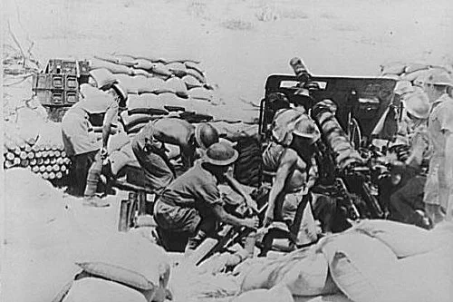Cañón de campaña indio disparando durante la Batalla de Keren, Eritrea, 1941