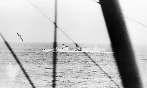 El acorazado HMS Warspite durante la batalla del Cabo Matapán