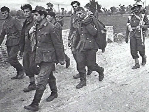 Prisioneros alemanes escoltados por tropas indias tras la Batalla del Sangro en diciembre de 1943