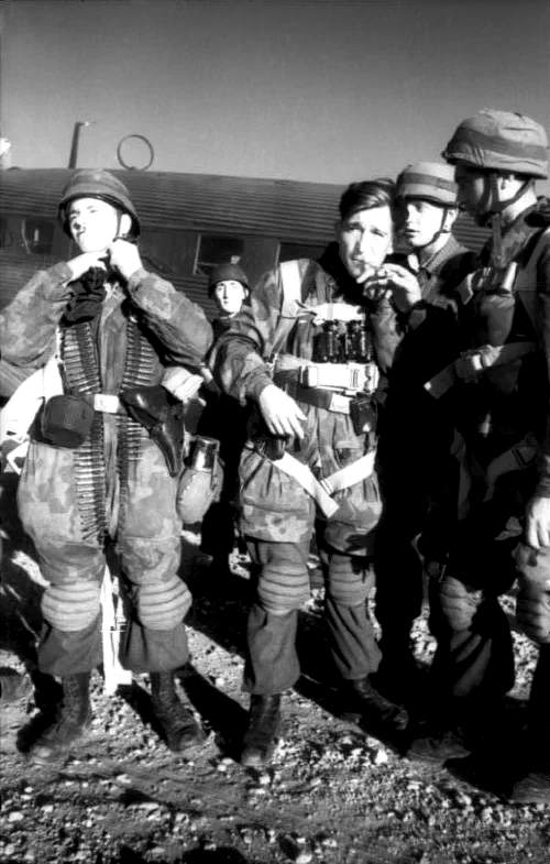 Paracaidistas alemanes embarcando en un Junkers Ju 52 para la operación sobre Leros, noviembre de 1943