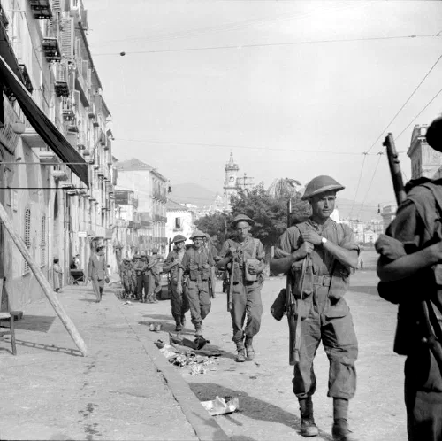 Tropas británicas avanzando por las calles de Salerno el 10 de septiembre de 1943 durante la Operación Avalanche