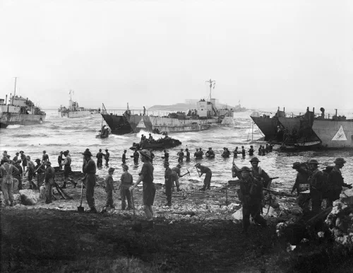 Soldados de la 51.ª División Highland desembarcando de lanchas de desembarco en las costas de Sicilia, 10 de julio de 1943