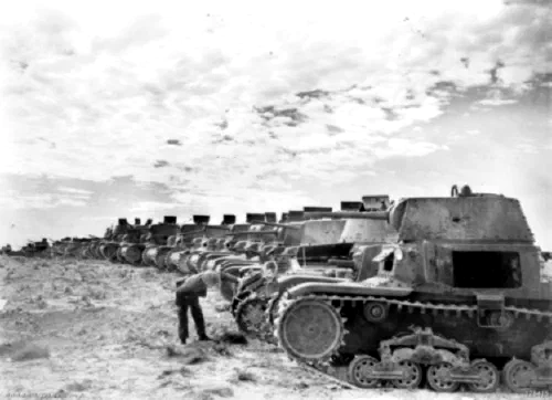 Tanques italianos M13/40 capturados por fuerzas británicas en la batalla de Beda Fomm, febrero de 1941