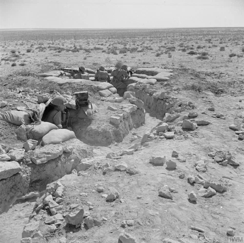 Tropas australianas en trincheras de primera línea en el perímetro de Tobruk, agosto de 1941
