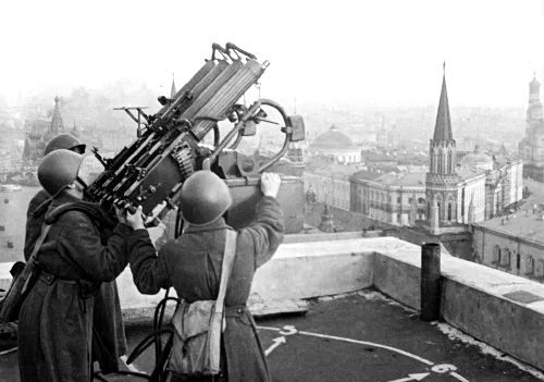 Artilleros antiaéreos soviéticos en el tejado del hotel Moscú durante la defensa de la capital, agosto de 1941