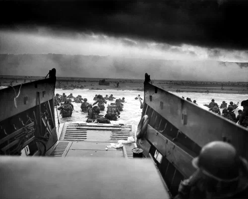 Soldados estadounidenses desembarcando de una lancha de desembarco en la playa de Omaha el 6 de junio de 1944