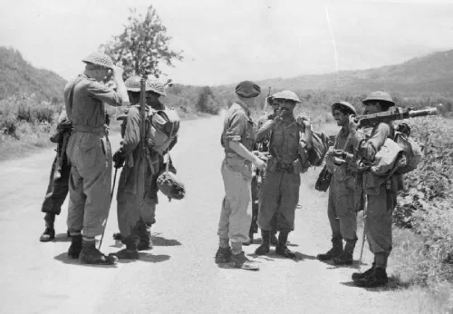 Soldados del 14.º Ejército británico se encuentran en el Hito 109 tras romper el asedio japonés a Imphal en 1944