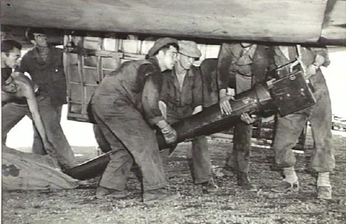 Obús de 105 mm siendo descargado de un B-17 en el frente de Buna-Gona