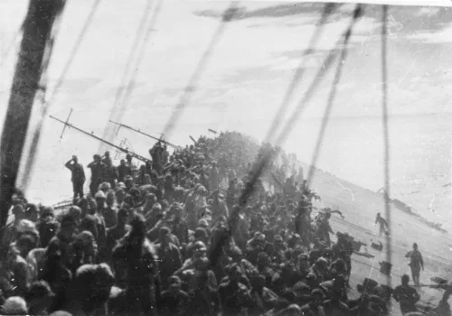 La tripulación del Zuikaku arría la bandera durante la batalla de cabo Engaño