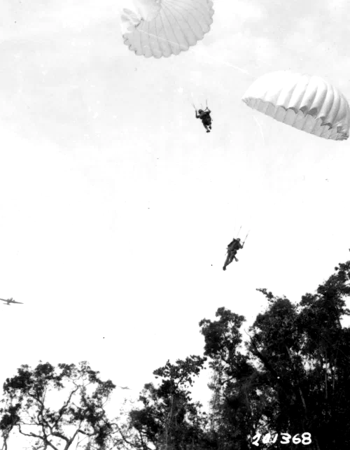Paracaidistas estadounidenses descendiendo sobre Corregidor en febrero de 1945
