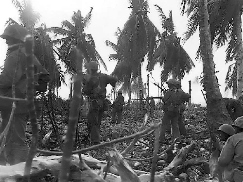 Marines estadounidenses avanzando durante la batalla de Eniwetok en febrero de 1944