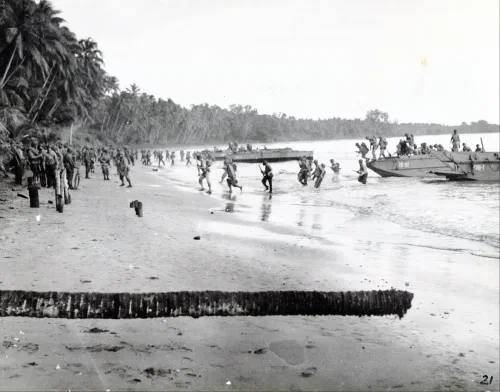 Marines estadounidenses desembarcando en las playas de Guadalcanal en agosto de 1942