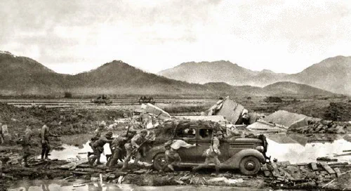 Tropas japonesas avanzando por los Nuevos Territorios de Hong Kong en diciembre de 1941