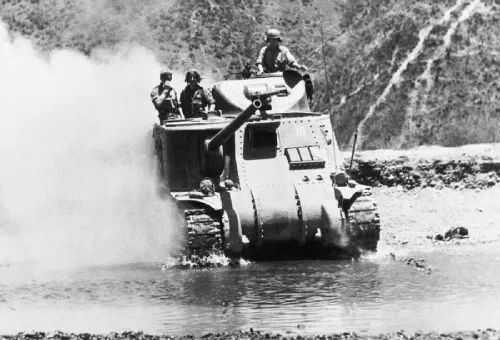 Soldados británicos en posición durante la batalla de Imphal
