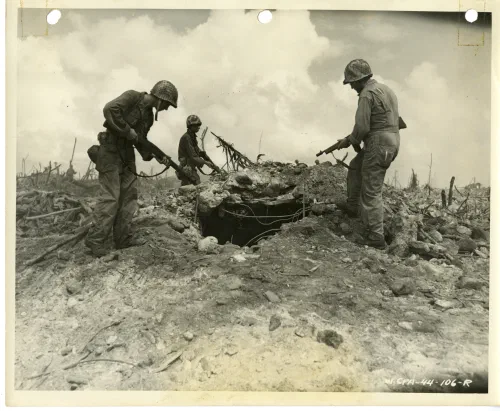Soldados estadounidenses inspeccionan un búnker japonés en la isla de Enubuj, atolón de Kwajalein, febrero de 1944