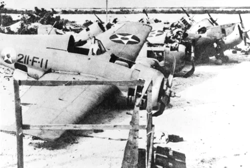 Restos de cazas Wildcat del VMF-211 en la isla Wake tras la captura japonesa