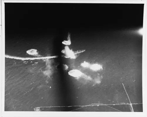 Destructor japonés bajo ataque aéreo al sur de Mindoro durante la batalla del golfo de Leyte, octubre de 1944