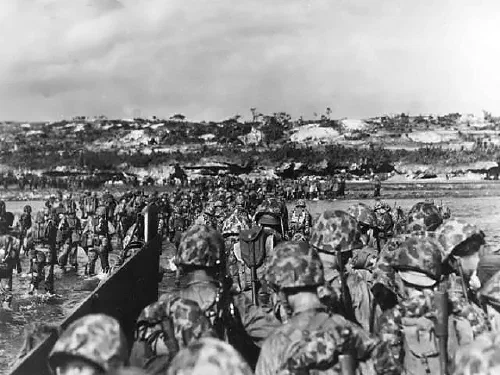 Marines estadounidenses desembarcando en las costas de Okinawa en abril de 1945