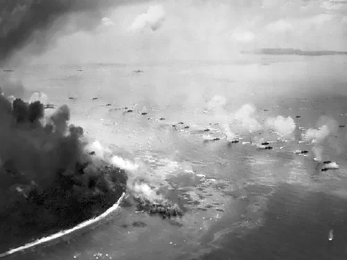 Marines estadounidenses avanzan por el terreno de coral de Peleliu