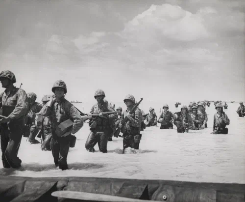 Marines estadounidenses avanzando por el agua hacia la playa de Tarawa en noviembre de 1943