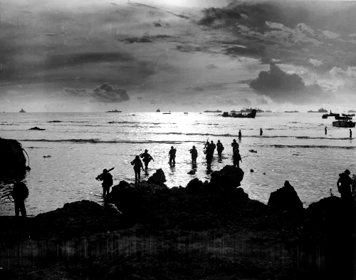 Marines estadounidenses desembarcando en las playas de Tinian en julio de 1944