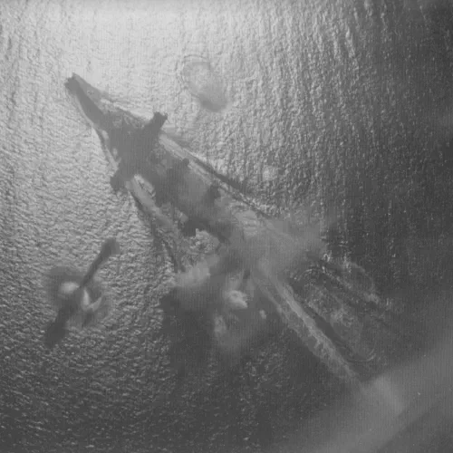 Acorazado japonés Yamashiro bajo ataque aéreo horas antes de la batalla del estrecho de Surigao