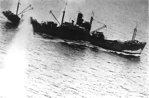 Bombarderos estadounidenses atacan un transporte japonés durante la batalla del mar de Bismarck