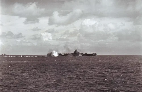 El portaaviones USS Bunker Hill recibiendo un impacto cercano durante un ataque aéreo japonés en la batalla del mar de Filipinas, 19 de junio de 1944