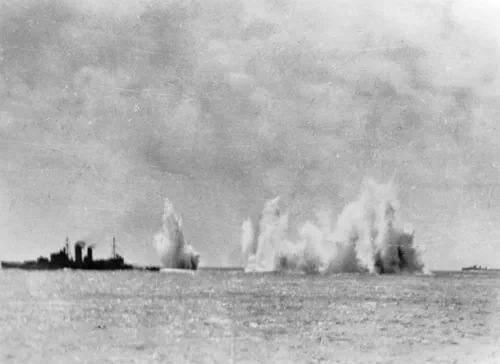 El crucero HMS Exeter bajo ataque durante la Batalla del mar de Java en 1942