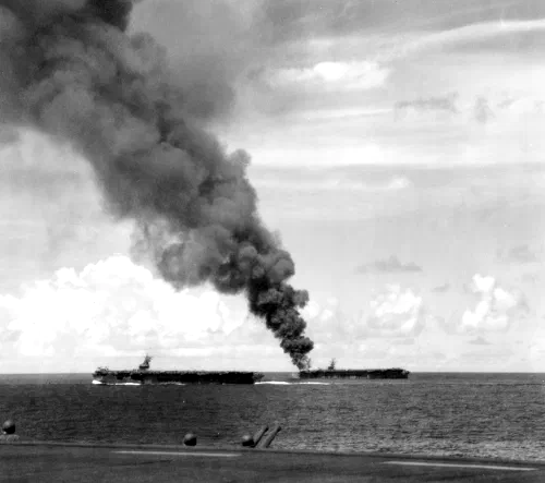 Portaaviones de escolta estadounidenses durante la batalla del mar de Samar en octubre de 1944