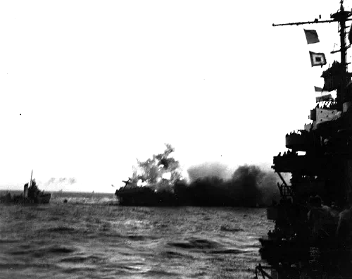 El USS Lexington en llamas durante la batalla del Mar del Coral