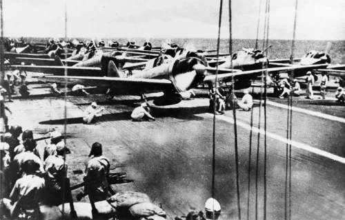 Aviones preparándose para despegar del portaaviones japonés Shōkaku durante la batalla de Santa Cruz