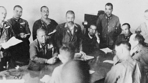 El teniente general Yamashita exigiendo la rendición incondicional al teniente general Percival en Singapur, 15 de febrero de 1942