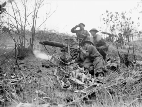 Ametralladores australianos en Balikpapan, Borneo, julio de 1945